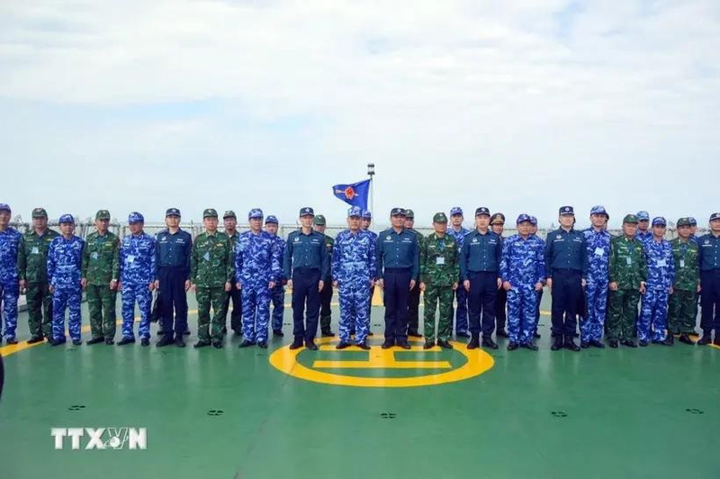 双方代表合影。（图片来源：越通社）