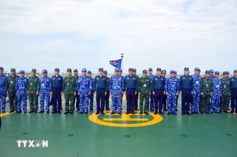 双方代表合影。（图片来源：越通社）