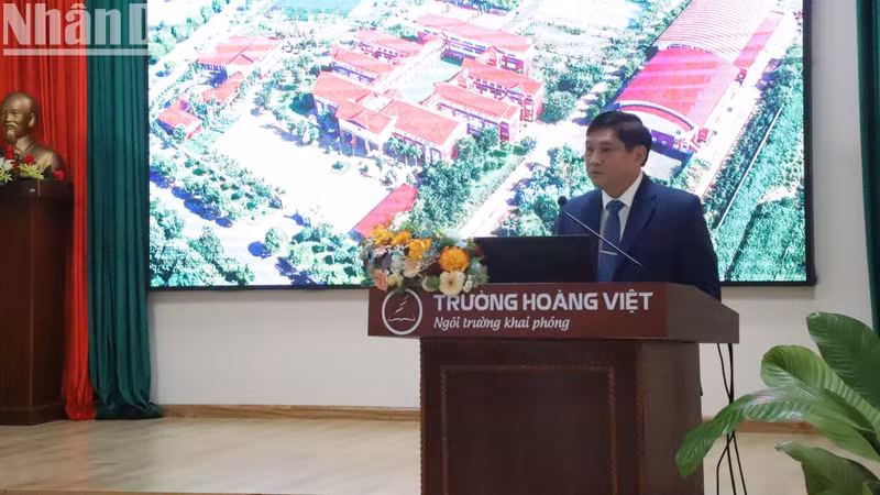 该校校董会主席黎廷贤先生向常副总理汇报了学校9年来的办学成果。