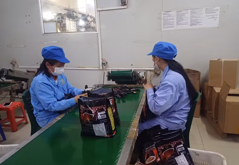 高平省广和县驮隆镇西贡咖啡一成员责任有限公司的速溶咖啡产品出口到中国。（图片来源：明俊 摄）