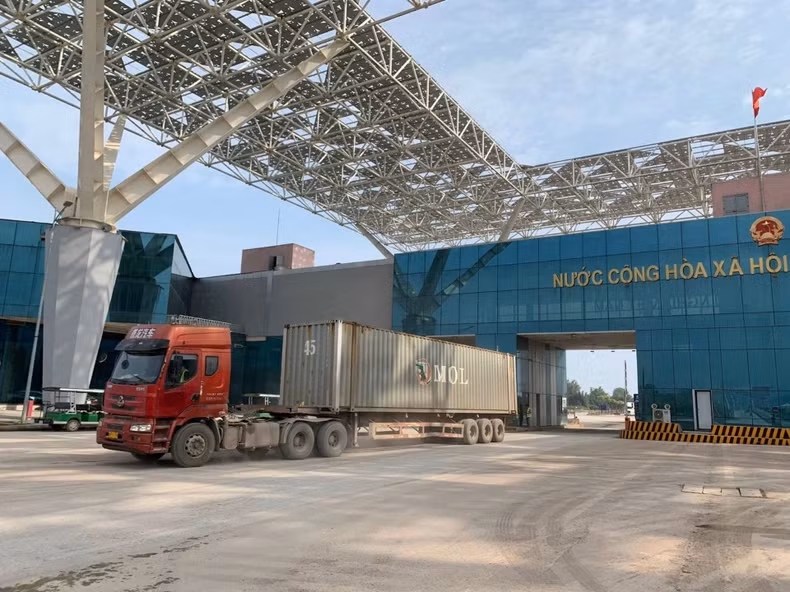 货物进出口车辆通过广宁省芒街市北仑二号口岸通关。（图片来源：梁光寿 摄）