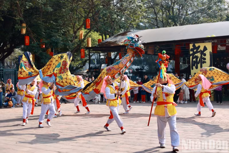 此外，还举办春节艺术活动，满足游客在新年春游的需求。