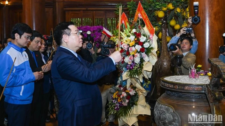 越南国会主席王廷惠莅临金莲特别遗址区和桩盆国家历史遗址区敬香