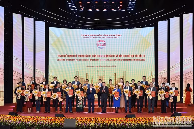 海阳省领导与投资者合影。