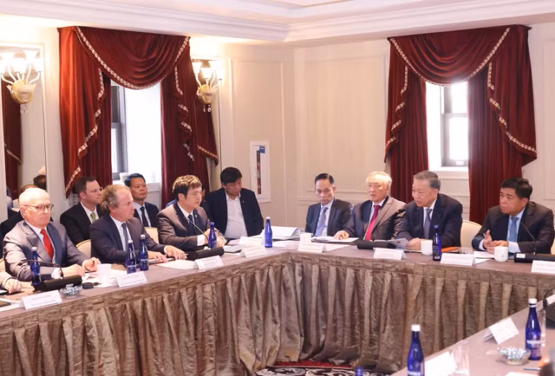 越共中央总书记、国家主席苏林出席半导体和人工智能产业发展座谈会（2024年）。