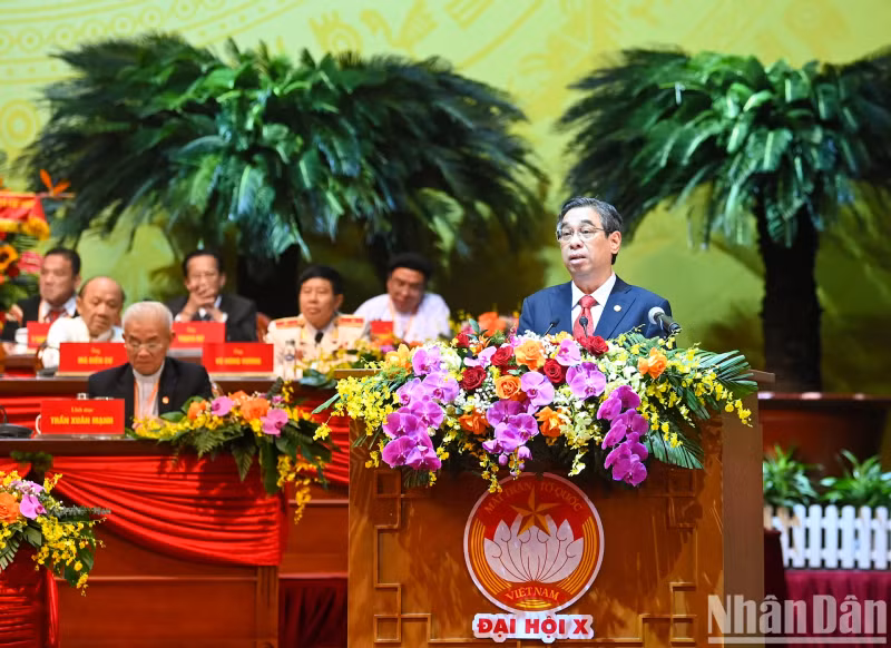 、胡志明市市委副书记、祖国阵线委员会主席阮福禄在大会上发表讲话。