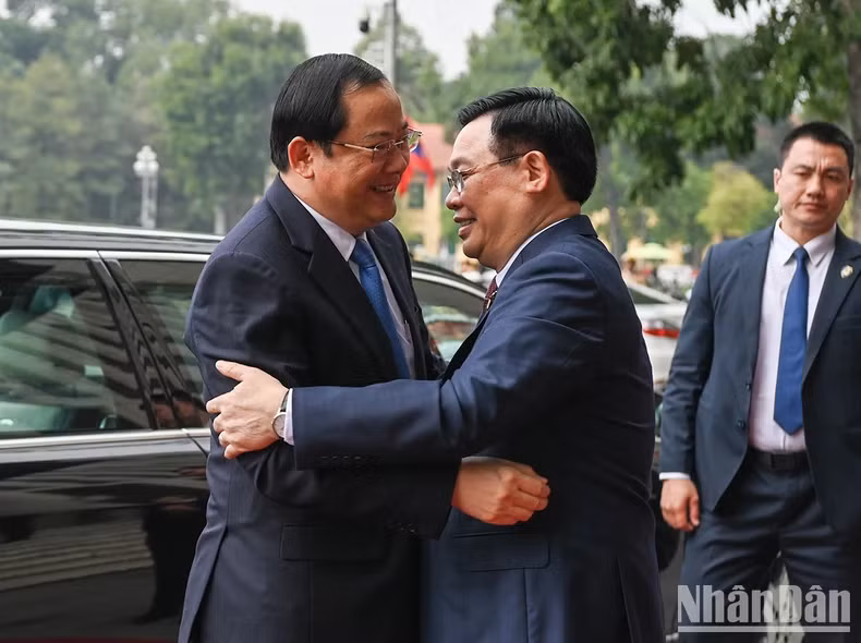 越南国会主席王廷惠热烈欢迎老挝政府总理宋赛·西潘敦。