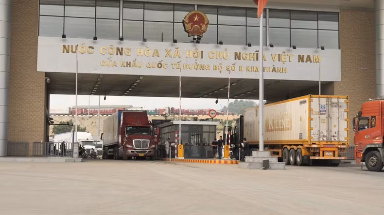 老街金城国际2号公路口岸的货物进出口活动。（图片来源：成心 摄）