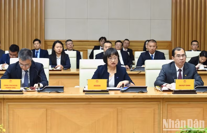 中国企业领导代表在会上发表讲话。