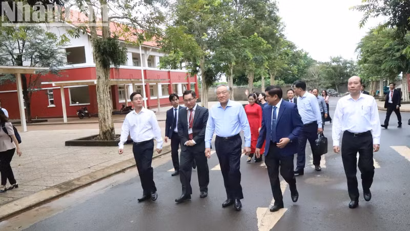 越南政府常务副总理阮和平表示，黄越学校是得乐省乃至全国教育社会化的成功典范。