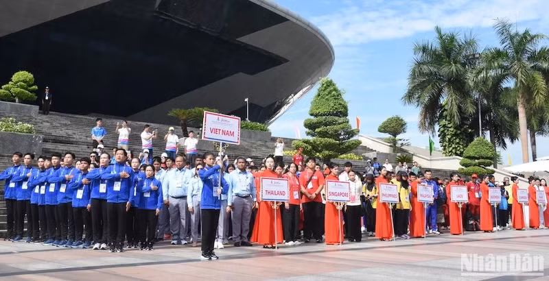 第十三届东南亚学生运动会升旗仪式6月1日上午在岘港市仙山体育宫举行。