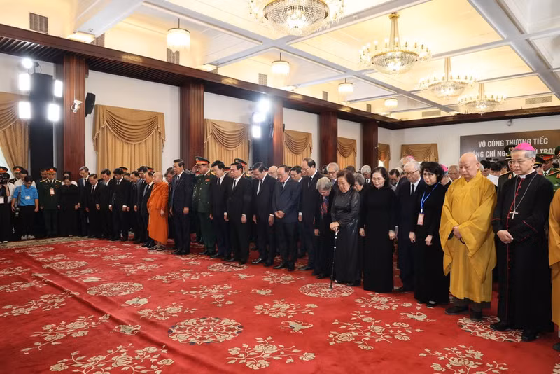 胡志明市市委、人民议会、人民委员会、祖国阵线代表团及各界人士在胡志明市统一会场默哀一分钟，送别阮富仲总书记回到最后安息之地。（图片来源：越通社）