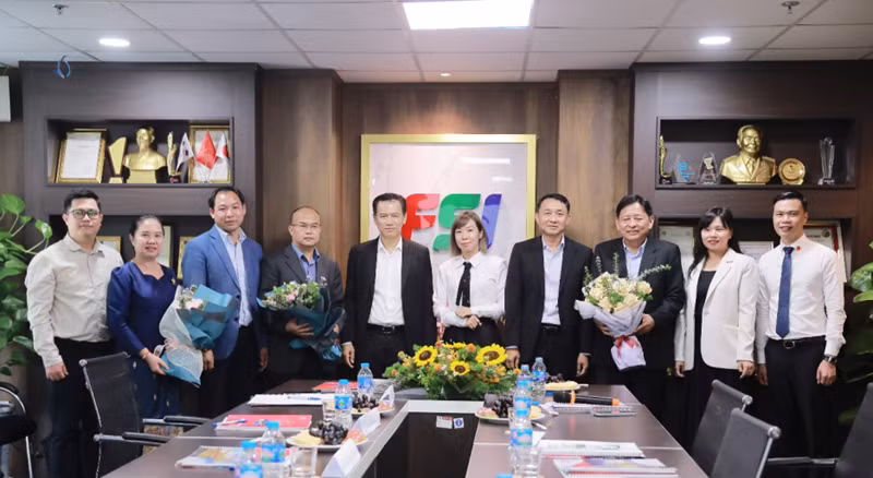 双方代表合影留念。 双方代表合影留念。