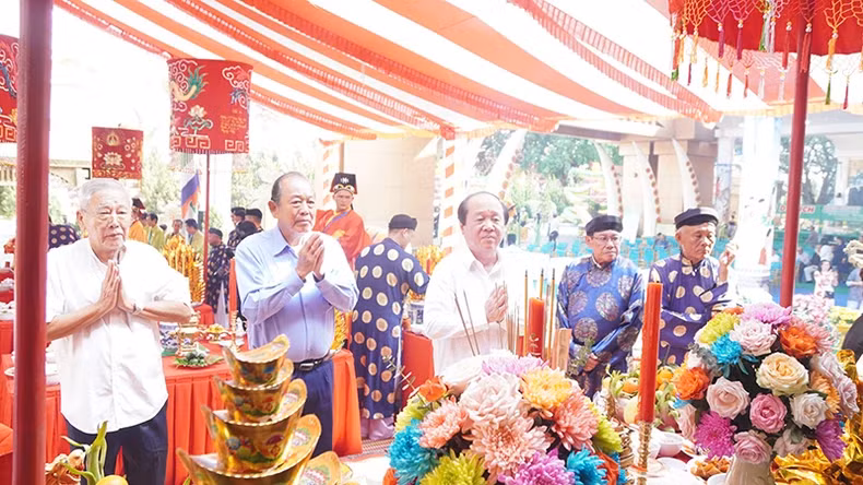 胡志明市领带代表向雄王敬香。