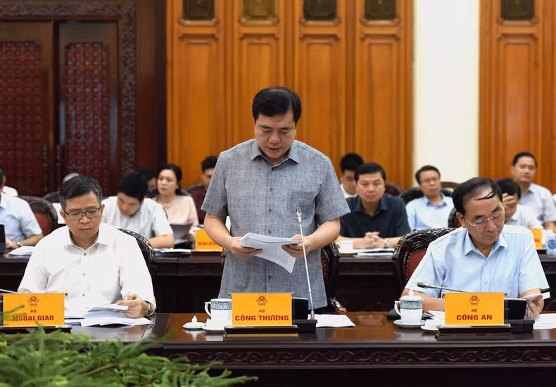 工贸部副部长阮生日新在会上发表讲话。