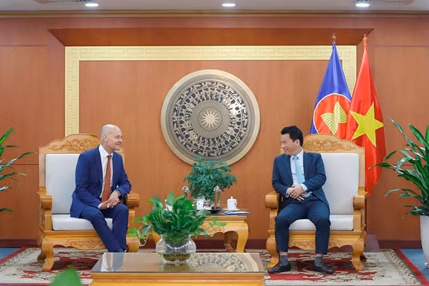 越南自然资源与环境部长邓国庆和荷兰驻越南大使基斯·范巴尔。