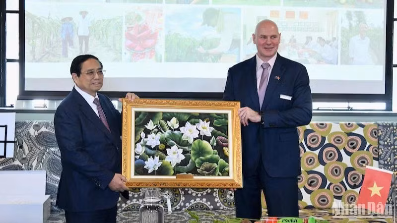 越南总理范明正向新西兰粮食和作物研究中心赠送纪念品。