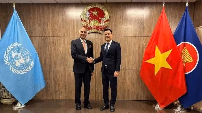 越南常驻联合国代表团团长邓黄江大使会见印度常驻联合国代表团团长帕尔瓦塔尼尼·哈里什大使。