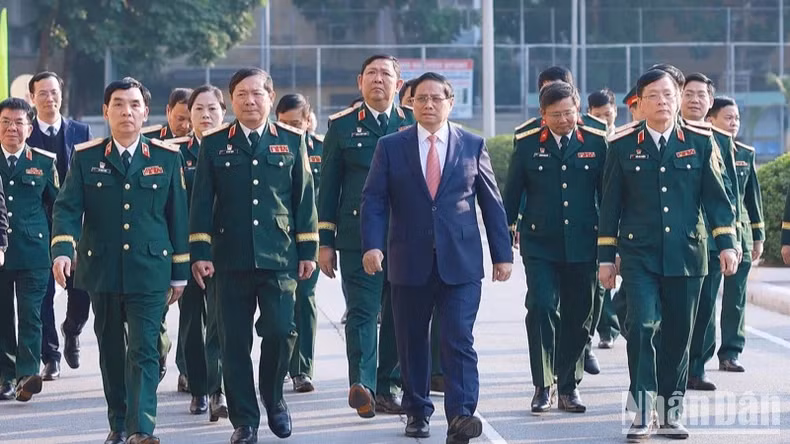 范明正总理走访军事技术学院。