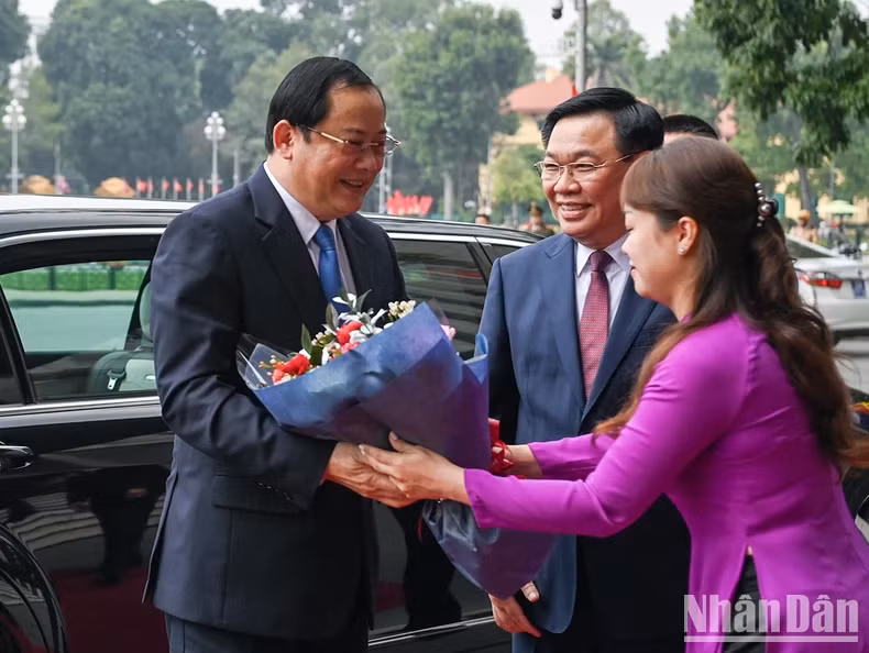 越南国会办公厅干部人员送花欢迎老挝政府总理宋赛·西潘敦。