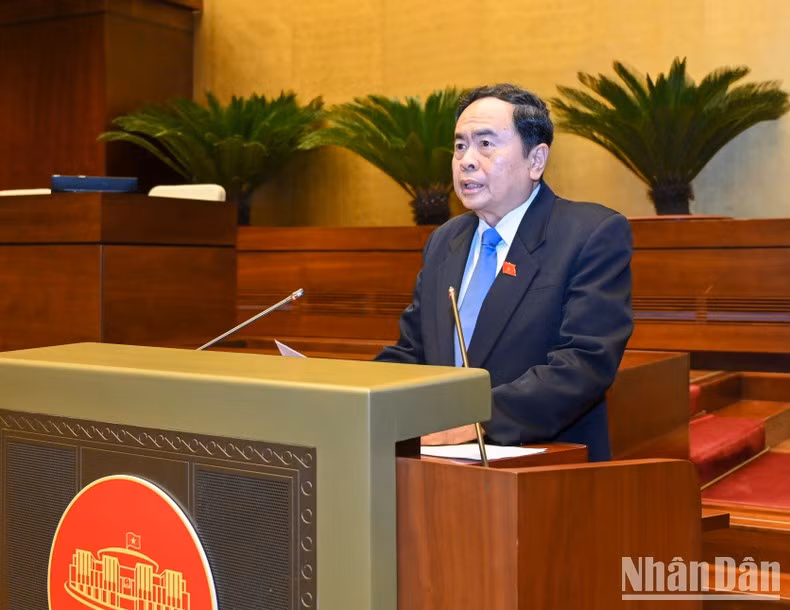 国会常务副主席陈青敏在会议上发表讲话。