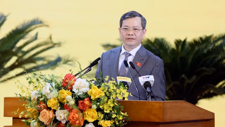 宣光省人民委员会主席阮文山同志在会议上发表讲话。
