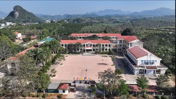 高峰县民族寄宿制中学。