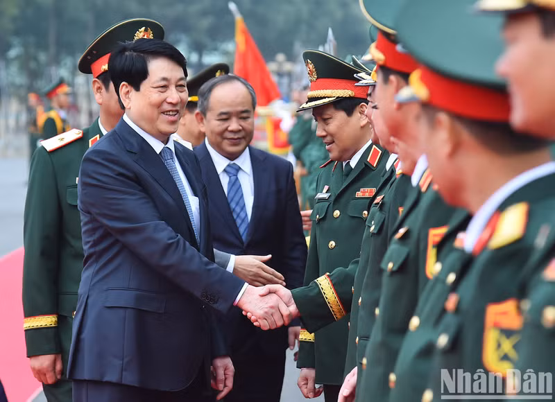 越南国家主席梁强与12军团领导代表。 越南国家主席梁强与12军团领导代表。