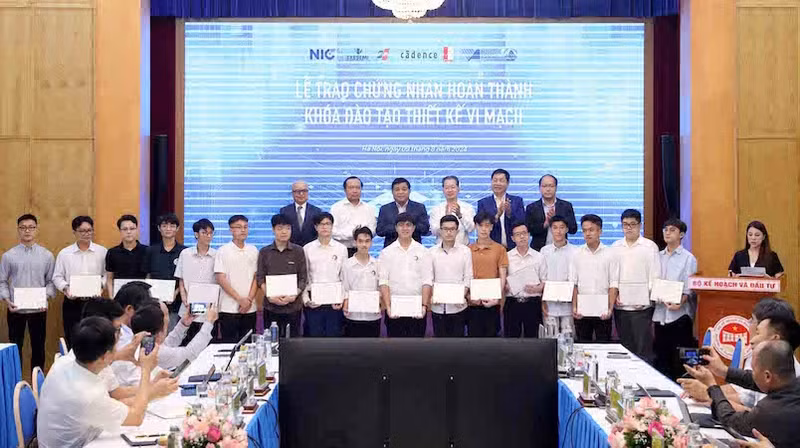 向完成课程的学生颁发证书。