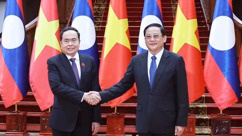 越南国会主席陈青敏会见老挝总理宋赛·西潘敦。