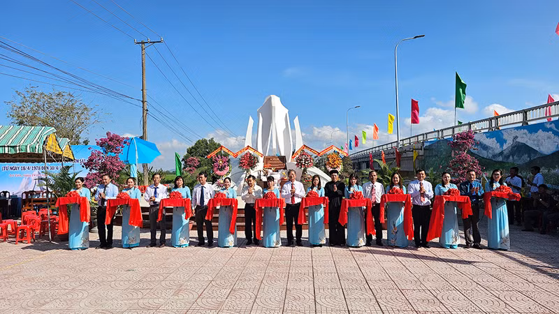 巴祝同胞文化公园和纪念碑落成仪式。