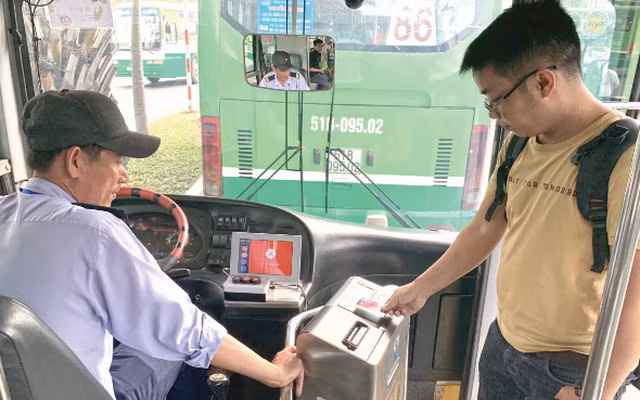 河内10条公交线路试行电子票。
