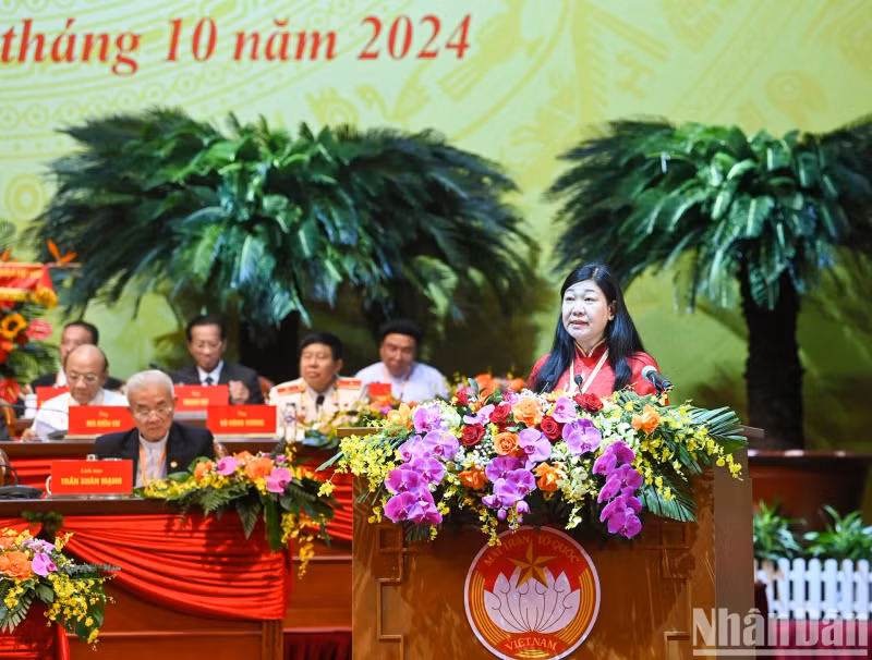 河内市祖国阵线委员会主席阮兰香发表讲话。 河内市祖国阵线委员会主席阮兰香发表讲话。