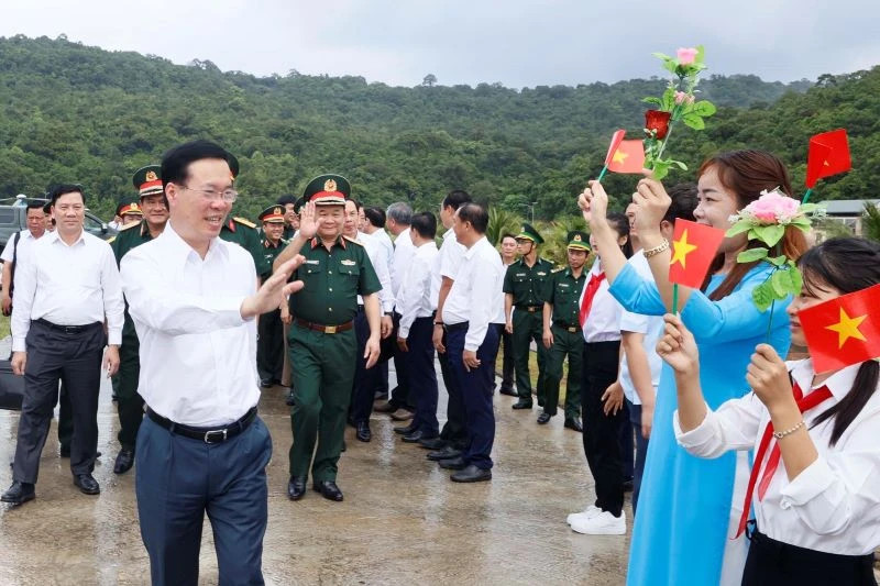 国家主席武文赏一行造访了第九区152号团。（图片来源：越通社）