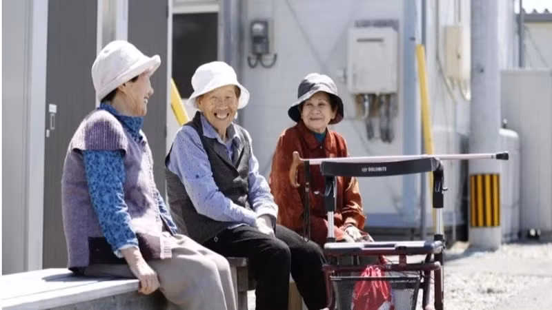 附图：2018年4月，日本熊本县，老太太们在聊天。 （图片来源：Kyodo News）