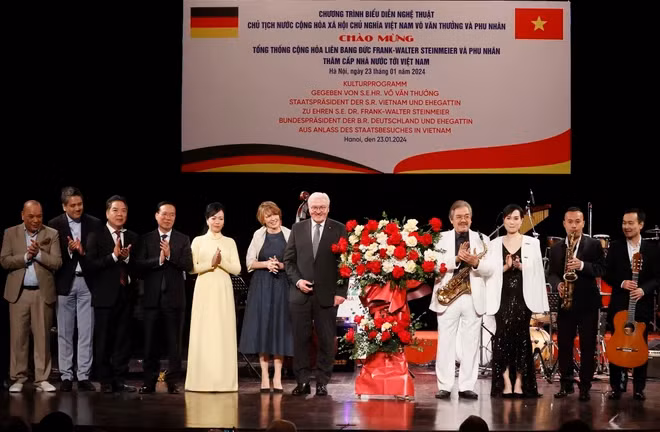 国家主席武文赏和夫人与德国总统和夫人向各音乐家送鲜花。