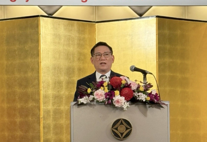 越南财政部长胡德福在会议上发言。