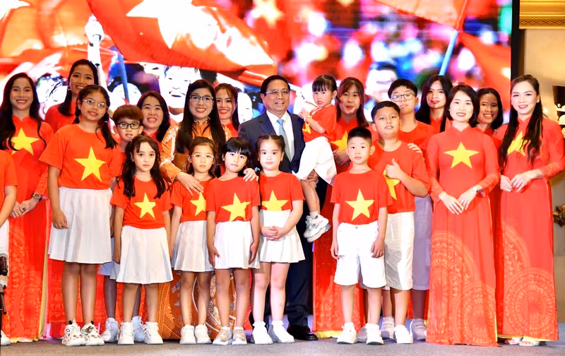 越南政府总理范明正与旅居阿联酋越南人代表会面。（图片来源：青江 摄）