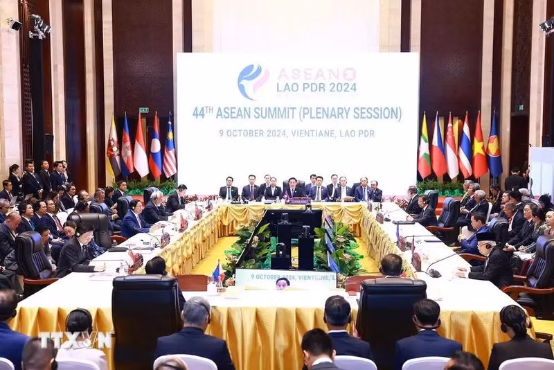 第44届东盟峰会全体会议场景。(图片来源:越通社) 第44届东盟峰会全体会议场景。(图片来源:越通社)