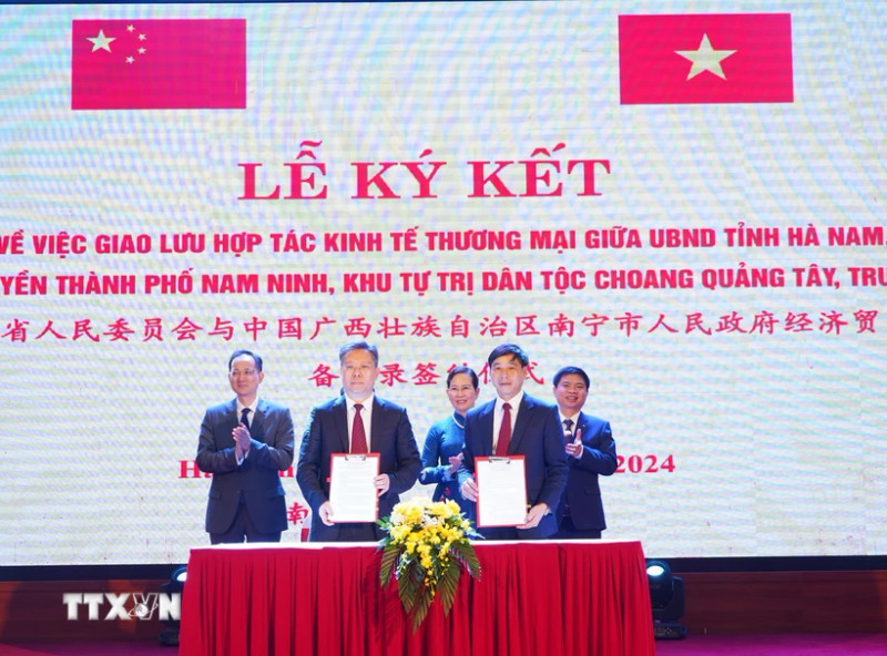 双方签署签署了关于加强经贸交流和对接的合作备忘录。（图片来源：越通社）