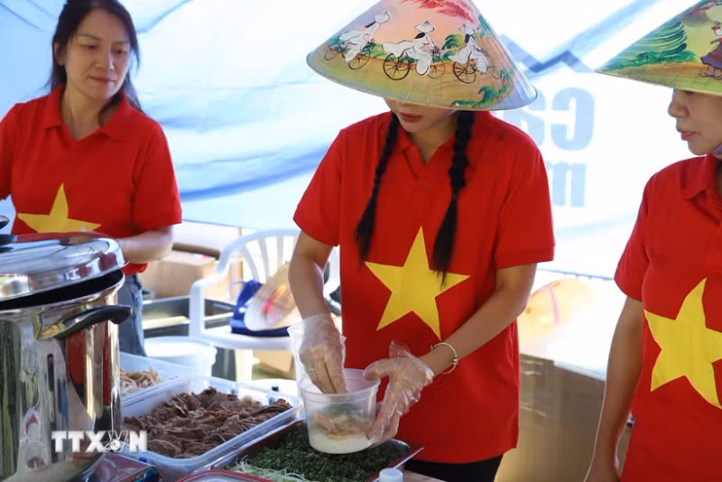 南非越南河粉日 向非洲朋友推广越南美食。（图片来源：越通社）