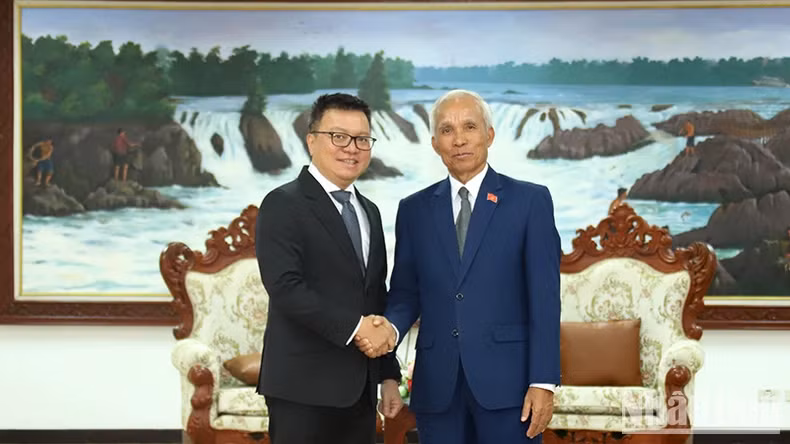 老挝人民革命党中央宣训部部长坎潘· 佩亚翁与越共中央宣教部副部长、 越南新闻工作者协会主席黎国明。