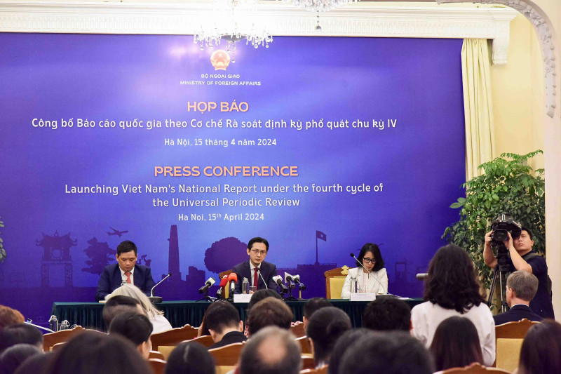 公布普遍定期审议第四轮国家报告的外交部记者会场景。（图片来源：青年报）