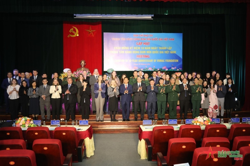 各位代表在见面会上合影留念。（图片来源：人民军队报）