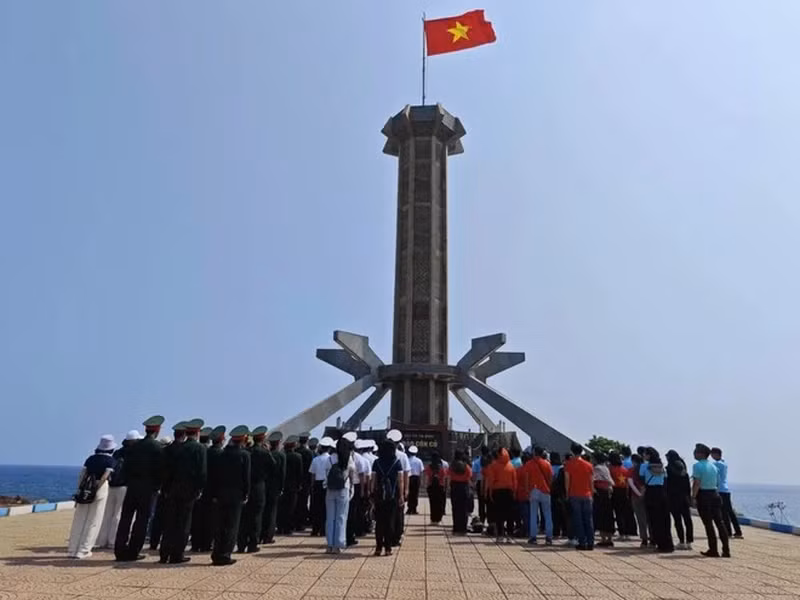 国旗升旗仪式在草洲岛上举行。