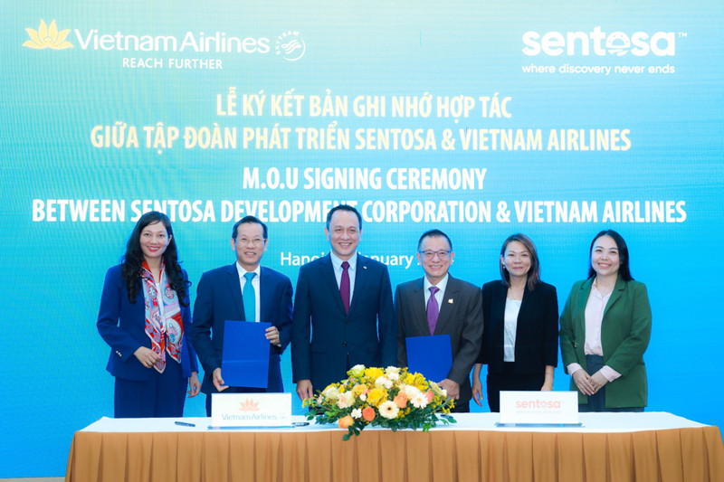 越南航空总公司与新加坡圣淘沙开发公司签署合作谅解备忘录。
