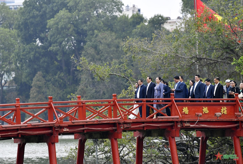 越老两位政府总理携夫人参观河内玉山祠。（图片来源：人民军队报）