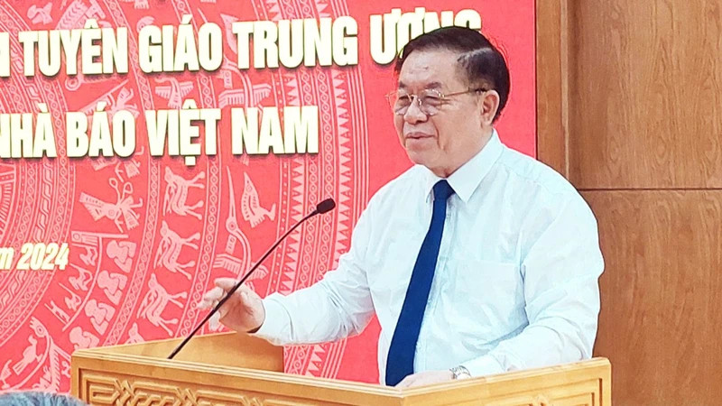 中央宣教部部长阮重义在会上发表讲话。