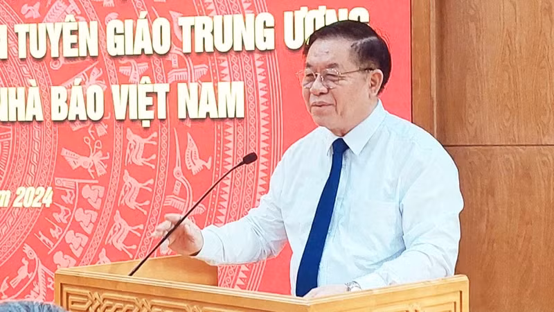 中央宣教部部长阮重义在会上发表讲话。