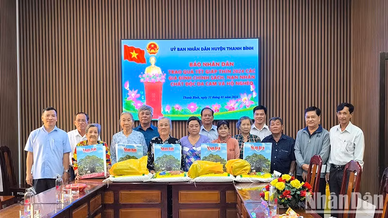 《人民报》社向同塔省优抚家庭赠送春节礼物。